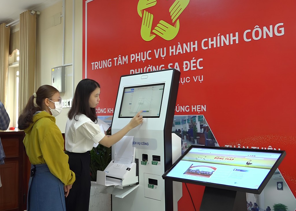 Công chức Trung tâm Phục vụ hành chính công phường Sa Đéc tận tình hướng dẫn người dân thao tác nộp hồ sơ trực tuyến trên ki-ốt thông minh, giúp việc giải quyết thủ tục nhanh gọn, thuận tiện hơn. Ảnh: Ngọc Duy Công chức Trung tâm Phục vụ hành chính công phường Sa Đéc tận tình hướng dẫn người dân thao tác nộp hồ sơ trực tuyến trên ki-ốt thông minh, giúp việc giải quyết thủ tục nhanh gọn, thuận tiện hơn. Ảnh: Ngọc Duy
