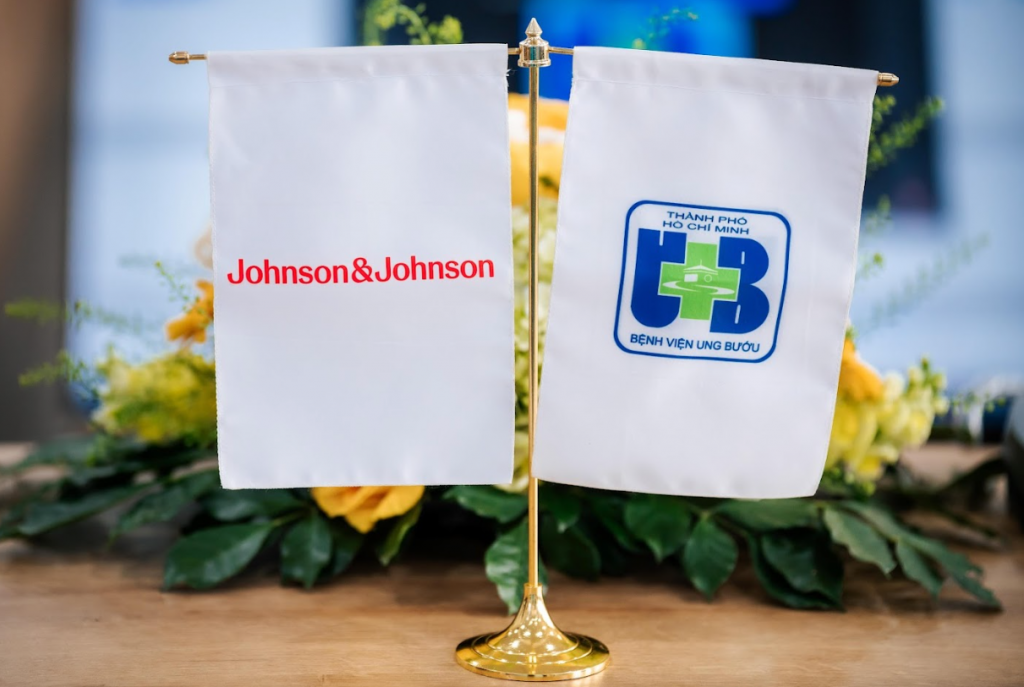 Johnson & Johnson ký kết Biên bản ghi nhớ hợp tác đầu tiên với Bệnh viện Ung bướu TP Hồ Chí Minh