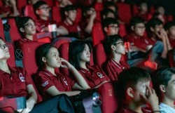 Trường đại học "bao rạp" cả ngày cho tân sinh viên xem phim Mưa đỏ