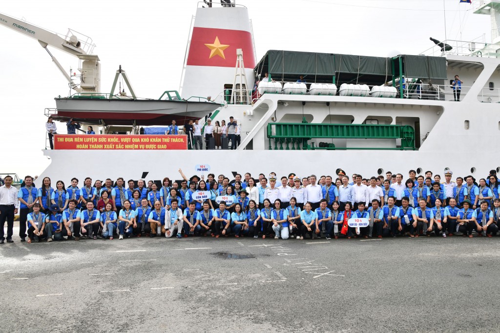 Các đại biểu chụp ảnh lưu niệm trước giờ lên tàu đi thăm cán bộ, chiến sĩ, Nhân dân và các lực lượng trên vùng biển Tây Nam Các đại biểu chụp ảnh lưu niệm trước giờ lên tàu đi thăm cán bộ, chiến sĩ, Nhân dân và các lực lượng trên vùng biển Tây Nam