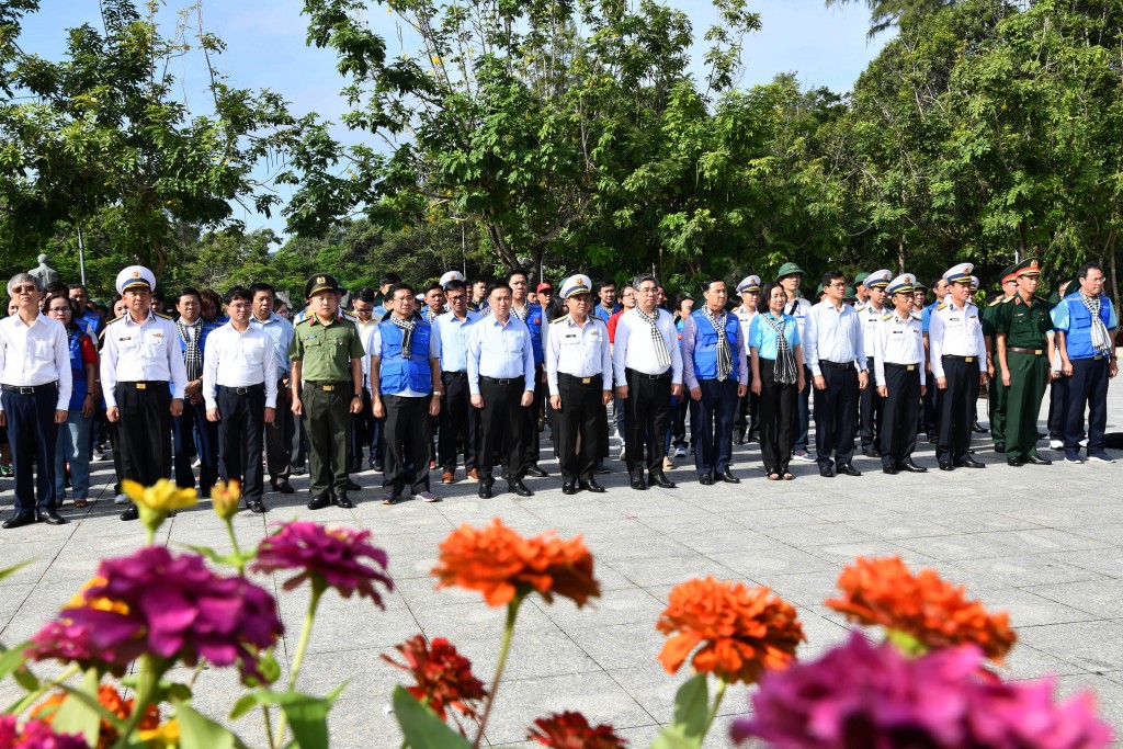Lãnh đạo đoàn công tác và các đại biểu dâng hoa, dâng hương tại Nghĩa trang Hàng Dương (đặc khu Côn Đảo) Lãnh đạo đoàn công tác và các đại biểu dâng hoa, dâng hương tại Nghĩa trang Hàng Dương (đặc khu Côn Đảo)