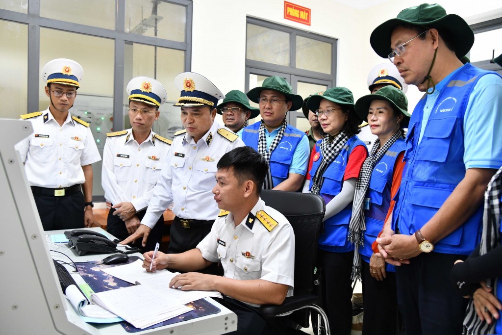 Chuẩn Đô đốc Đỗ Văn Yên, Phó Chính ủy Hải quân (thứ ba từ trái sang) kiểm tra kíp trực Trạm ra đa 595, Trung đoàn 551, Vùng 5 Hải quân thực hiện nhiệm vụ trên đảo Hòn Khoai Chuẩn Đô đốc Đỗ Văn Yên, Phó Chính ủy Hải quân (thứ ba từ trái sang) kiểm tra kíp trực Trạm ra đa 595, Trung đoàn 551, Vùng 5 Hải quân thực hiện nhiệm vụ trên đảo Hòn Khoai