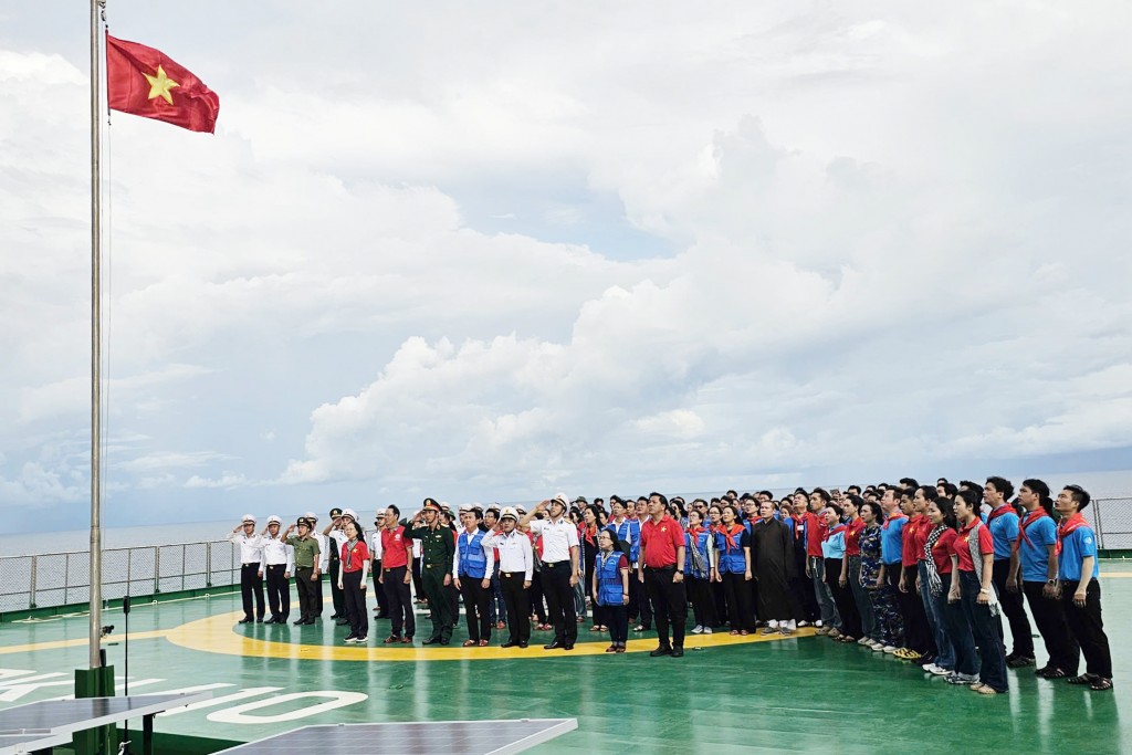 Các đại biểu tham dự lễ chào cờ trên Nhà giàn DK1/10 Các đại biểu tham dự lễ chào cờ trên Nhà giàn DK1/10