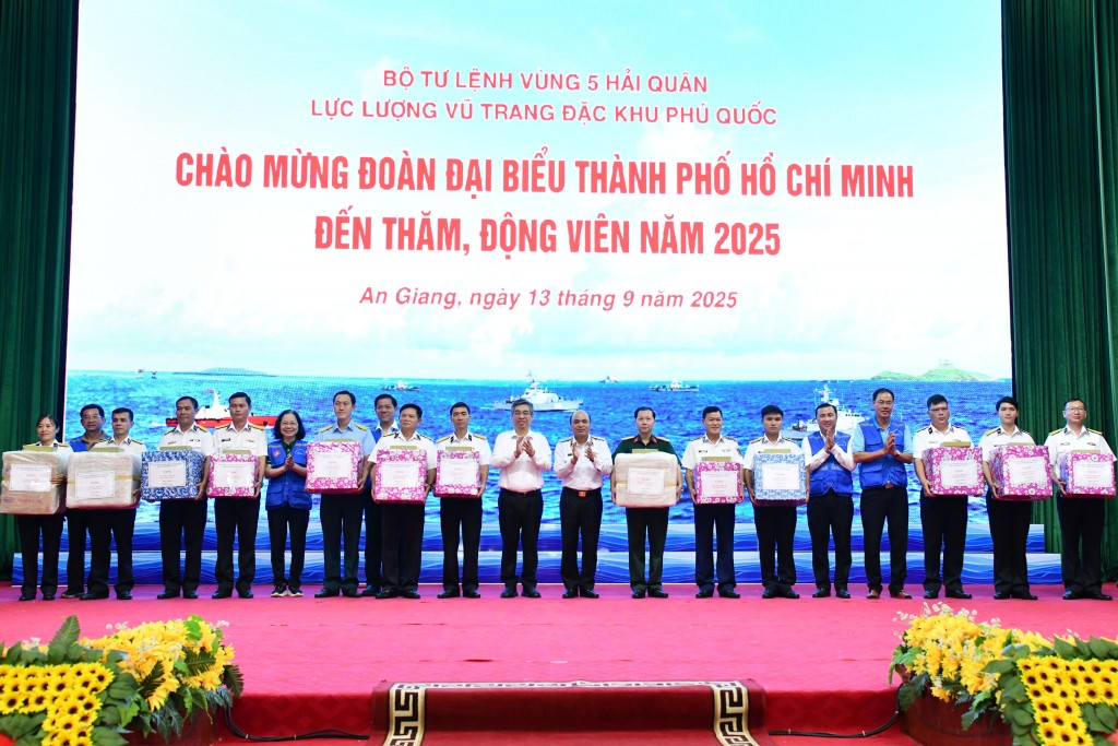 Lãnh đạo Quân chủng Hải quân và TP Hồ Chí Minh tặng quà các đơn vị đóng quân trên đảo Phú Quốc Lãnh đạo Quân chủng Hải quân và TP Hồ Chí Minh tặng quà các đơn vị đóng quân trên đảo Phú Quốc