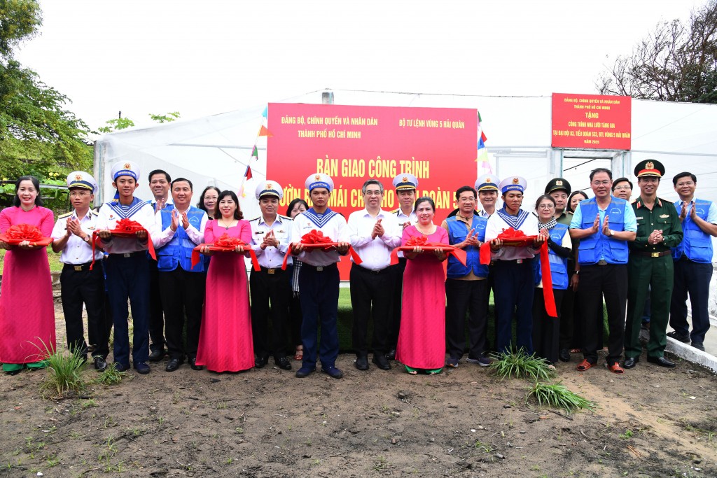 Lãnh đạo TP Hồ Chí Minh cùng các đại biểu cắt băng khánh thành, bàn giao công trình vườn rau mái che tặng Tiểu đoàn 553, Vùng 5 Hải quân Lãnh đạo TP Hồ Chí Minh cùng các đại biểu cắt băng khánh thành, bàn giao công trình vườn rau mái che tặng Tiểu đoàn 553, Vùng 5 Hải quân