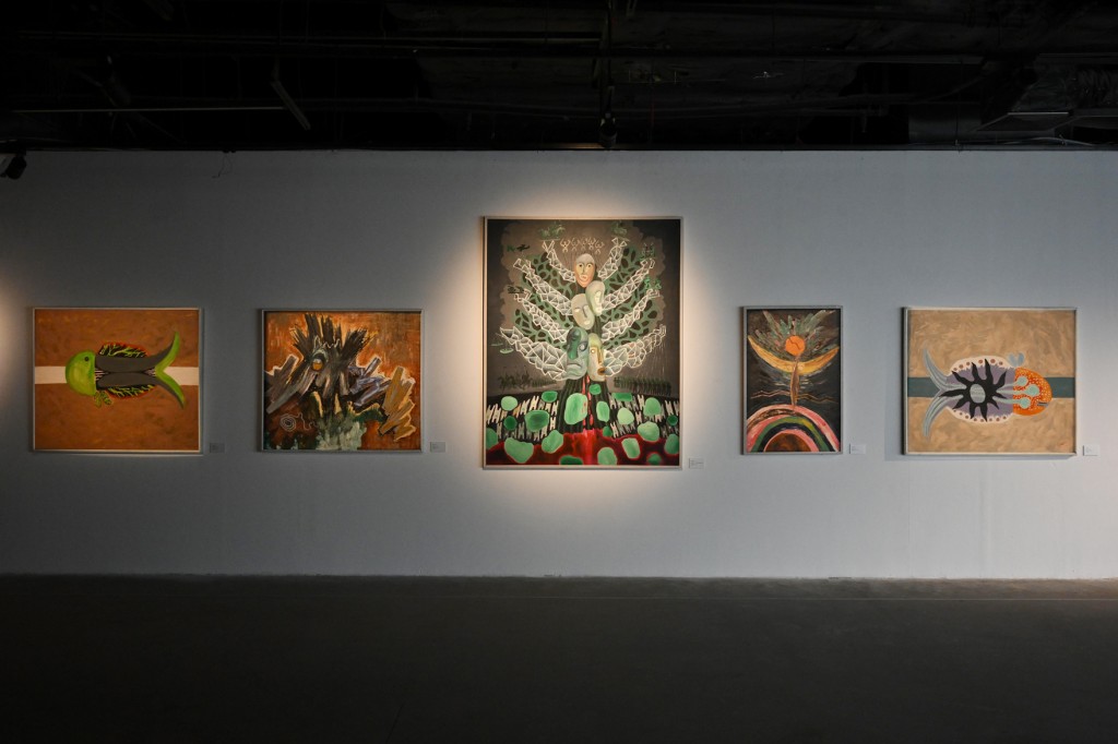 Hoạ sĩ Nguyễn Bích Trâm - vợ hoạ sĩ Đào Minh Tri chuyển lời của hoạ sĩ: “Chúng tối rất trân trọng việc VCCA tổ chức triển lãm này của chúng tôi để hướng tới sự kiện kỷ niệm 100 năm Trường Đại học Mỹ thuật Việt Nam.”