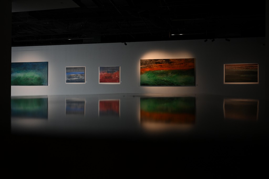 Theo họa sĩ Ca Lê Thắng: “Đây là một triển lãm đặc biệt đối với cả ba chúng tôi, như một cơ hội để nhìn lại và đối thoại cùng đồng nghiệp và công chúng.”