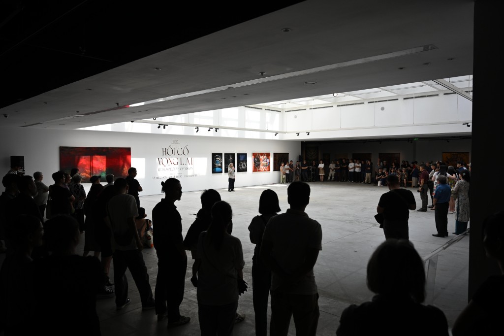 Đông đảo gia đình, bạn bè, các thế hệ nghệ sĩ và công chúng yêu nghệ thuật đã đến dự lễ khai mạc Triển lãm.