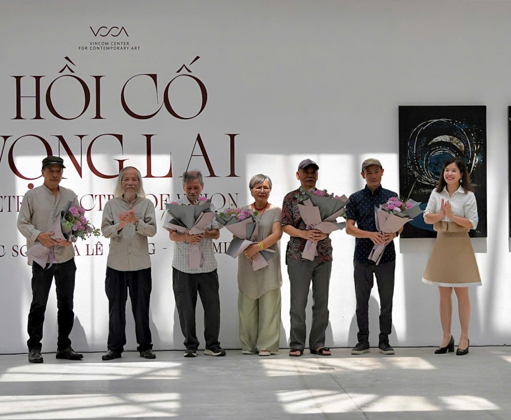 Giám đốc VCCA và Chủ tịch Hội Mỹ thuật Việt Nam tặng hoa cảm ơn các hoạ sĩ, giám tuyển của Triển lãm