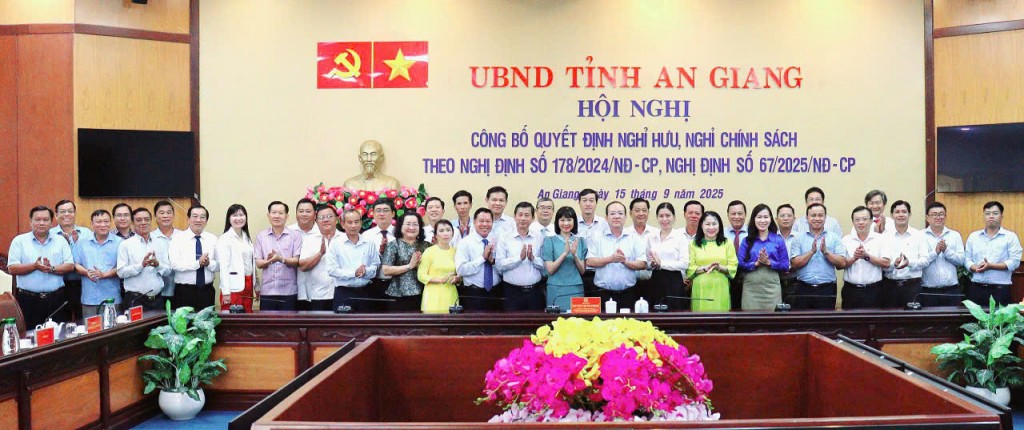 Phó Chủ tịch Thường trực UBND tỉnh Nguyễn Thanh Phong trao Quyết định và tặng hoa cho cán bộ nhận quyết định Phó Chủ tịch Thường trực UBND tỉnh Nguyễn Thanh Phong trao Quyết định và tặng hoa cho cán bộ nhận quyết định
