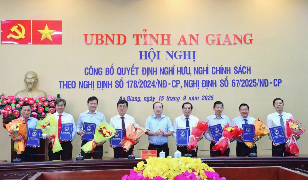 Công bố quyết định cho 22 cán bộ lãnh đạo, quản lý nghỉ chế độ Công bố quyết định cho 22 cán bộ lãnh đạo, quản lý nghỉ chế độ