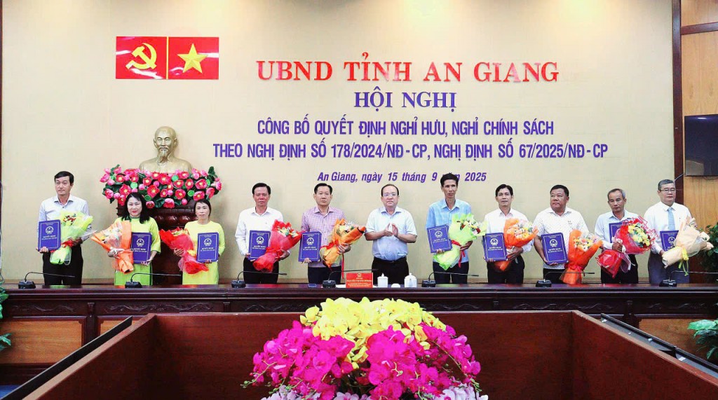 Phó Chủ tịch Thường trực UBND tỉnh Nguyễn Thanh Phong trao Quyết định và tặng hoa cho cán bộ nhận quyết định Phó Chủ tịch Thường trực UBND tỉnh Nguyễn Thanh Phong trao Quyết định và tặng hoa cho cán bộ nhận quyết định