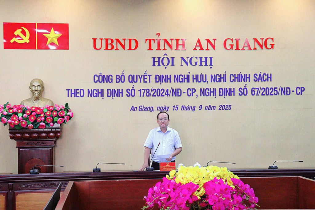 Ủy viên Ban Thường vụ Tỉnh ủy, Phó Chủ tịch Thường trực UBND tỉnh Nguyễn Thanh Phong phát biểu tại hội nghị Ủy viên Ban Thường vụ Tỉnh ủy, Phó Chủ tịch Thường trực UBND tỉnh Nguyễn Thanh Phong phát biểu tại hội nghị