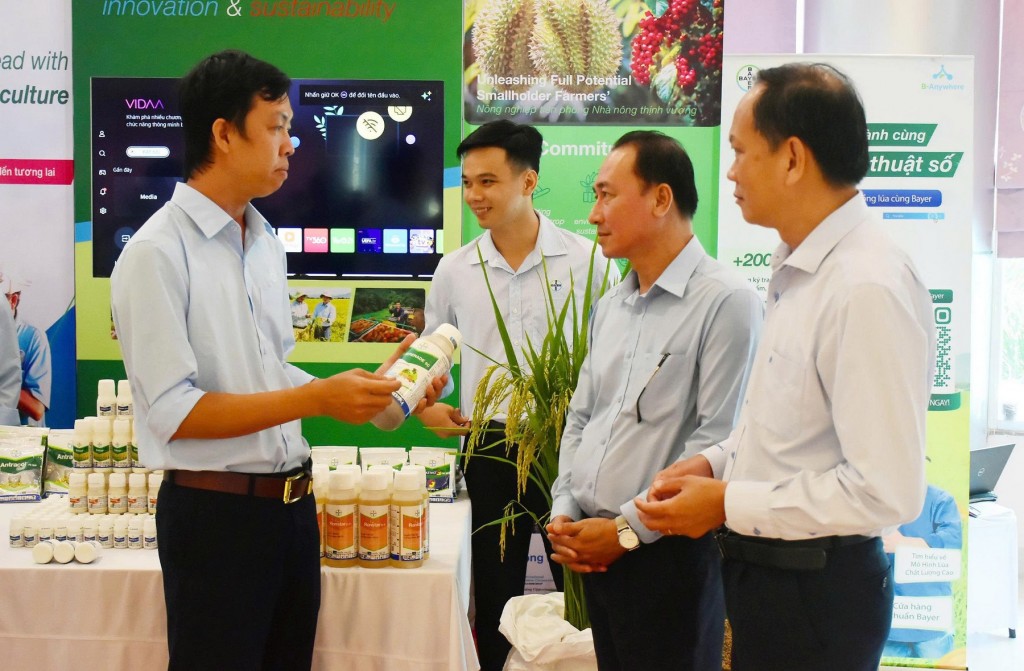 Đại biểu tham quan sản phẩm trưng bày tại hội nghị