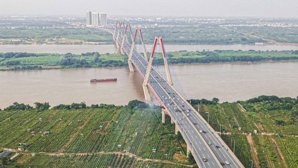 Cấm xe lưu thông trên cầu Nhật Tân vào ban đêm để thi công Cấm xe lưu thông trên cầu Nhật Tân vào ban đêm để thi công