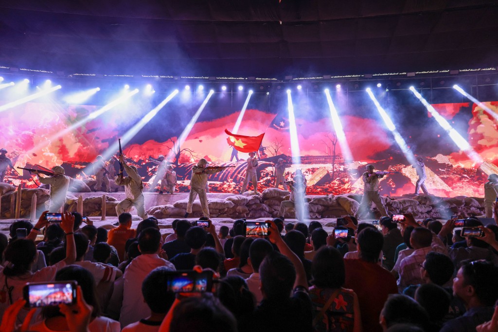 Phân khu 2 với hệ thống LED, mapping và hiệu ứng 3D giúp những tư liệu vốn tĩnh lặng trở nên sinh động, cuốn hút như một câu chuyện trực quan Phân khu 2 với hệ thống LED, mapping và hiệu ứng 3D giúp những tư liệu vốn tĩnh lặng trở nên sinh động, cuốn hút như một câu chuyện trực quan