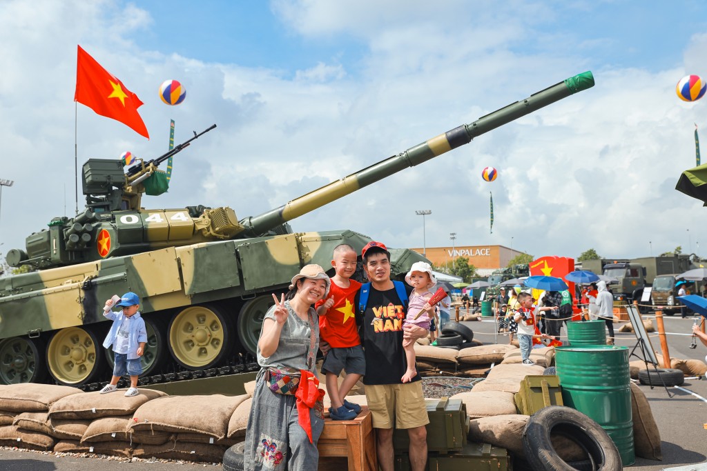 Tất cả mọi hoạt động trong triển lãm đều vì Nhân dân, phục vụ Nhân dân. Tất cả mọi hoạt động trong triển lãm đều vì Nhân dân, phục vụ Nhân dân.