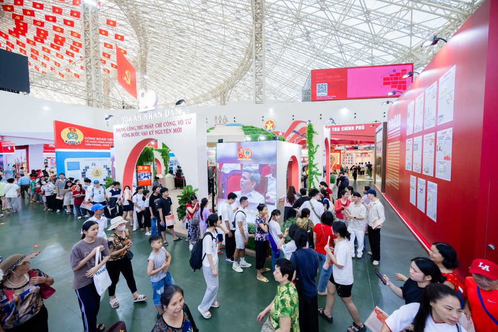Đông đảo người dân đến tham quan triển lãm Đông đảo người dân đến tham quan triển lãm