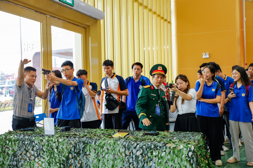 Người dân tìm trải nghiệm mô phỏng bắn súng Người dân tìm trải nghiệm mô phỏng bắn súng