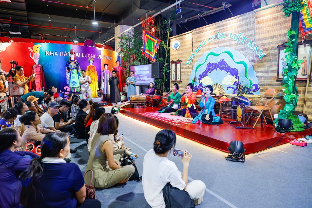 Nhiều tiết mục biểu diễn nghệ thuật tại Triển lãm Nhiều tiết mục biểu diễn nghệ thuật tại Triển lãm