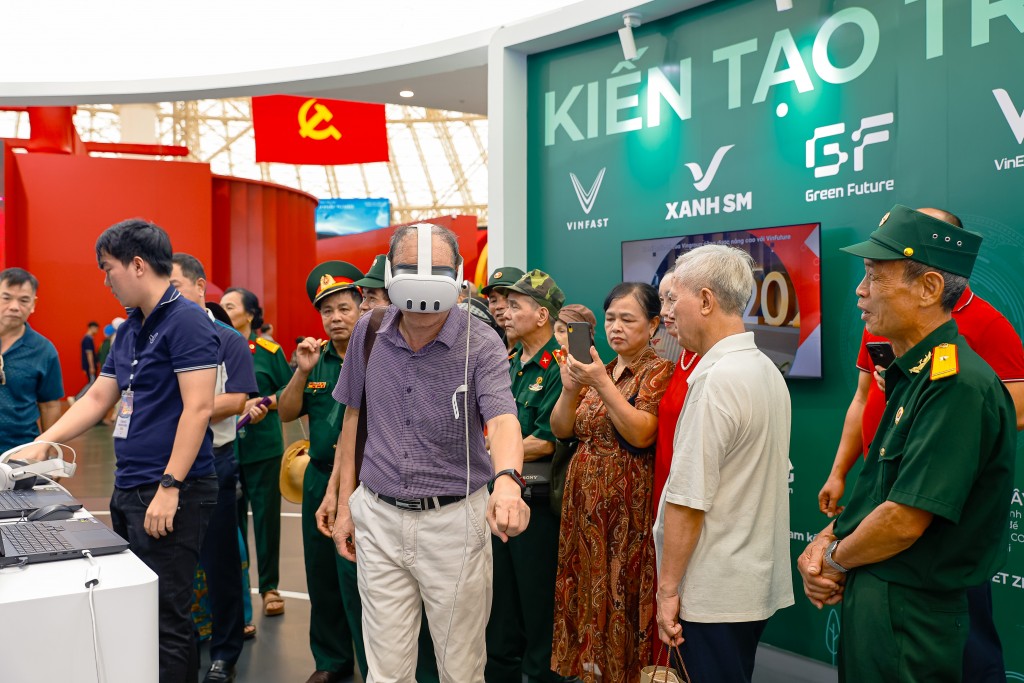 đến tham quan các khu trưng bày đến tham quan các khu trưng bày