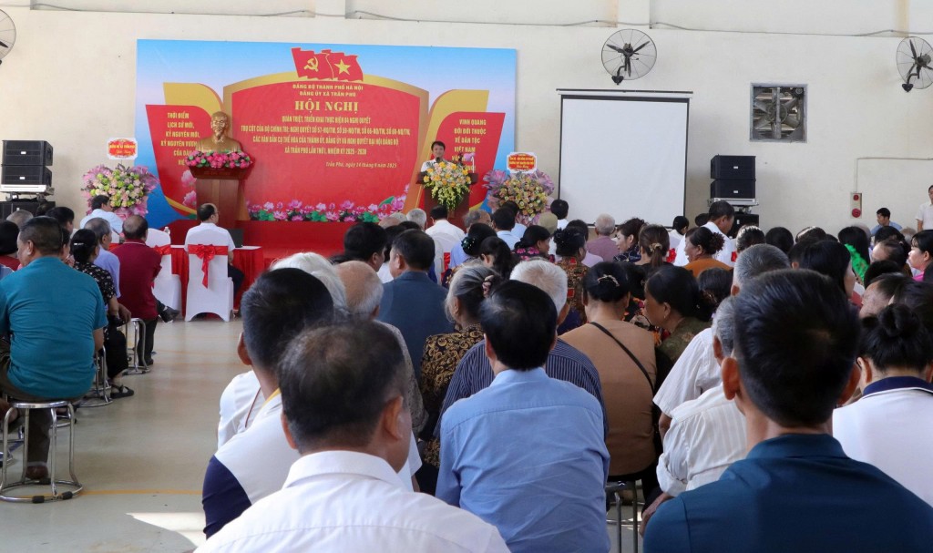 Các đảng viên hăng hái tham gia hội nghị quán triệt Các đảng viên hăng hái tham gia hội nghị quán triệt