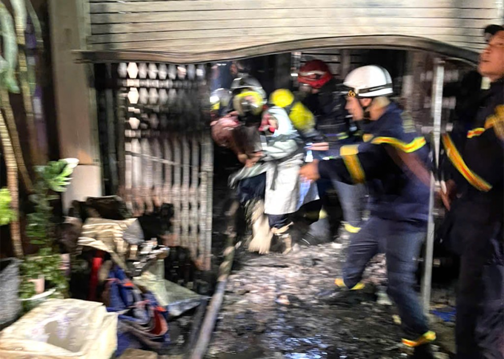 Lực lượng chữa cháy, cứu nạn phá cửa cuốn, cứu giúp các nạn nhân mắc kẹt trong vụ cháy Lực lượng chữa cháy, cứu nạn phá cửa cuốn, cứu giúp các nạn nhân mắc kẹt trong vụ cháy