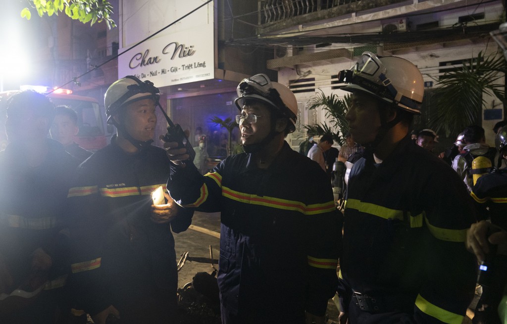 Chỉ huy chữa cháy chỉ đạo các mũi tiến công cứu người, dập lửa Chỉ huy chữa cháy chỉ đạo các mũi tiến công cứu người, dập lửa