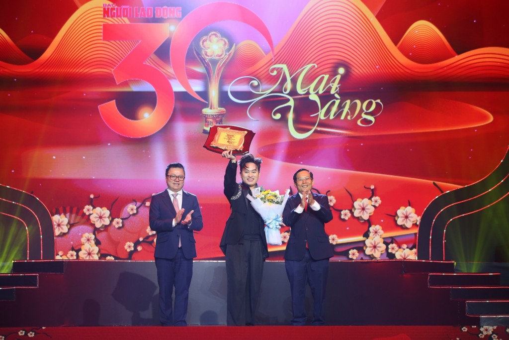 Đồng chí Lê Quốc Minh, Ủy viên Trung ương Đảng, Tổng Biên tập Báo Nhân Dân, Phó Trưởng Ban Tuyên giáo Trung ương, Chủ tịch Hội Nhà báo Việt Nam trao tặng ca sĩ Tùng Dương giải Nghệ sĩ vì cộng đồng năm 2024