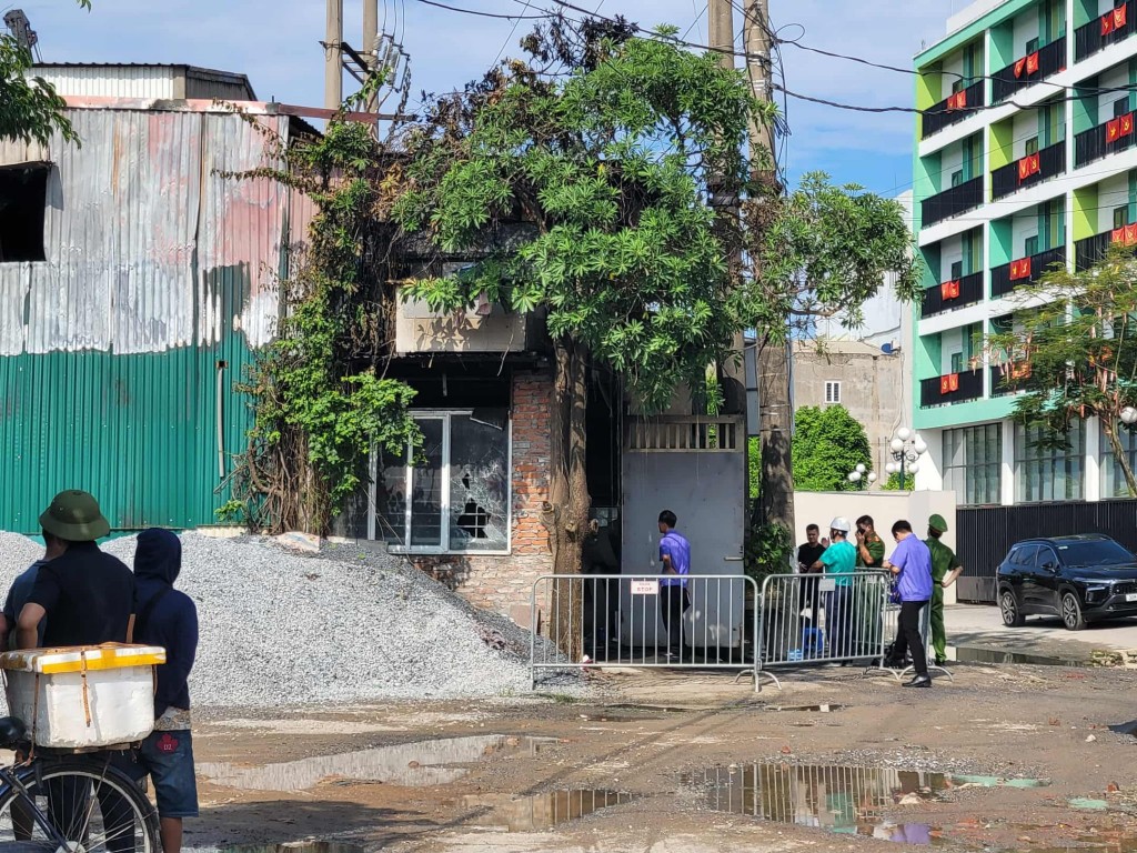 Lực lượng chức năng phong toả hiện trường, điều tra làm rõ nguyên nhân vụ cháy khiến 4 người tử vong Lực lượng chức năng phong toả hiện trường, điều tra làm rõ nguyên nhân vụ cháy khiến 4 người tử vong