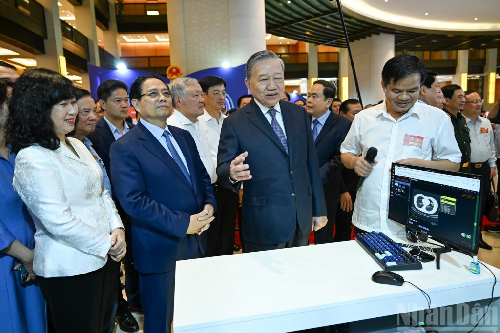 Tổng Bí thư Tô Lâm trao đổi với các đại biểu.