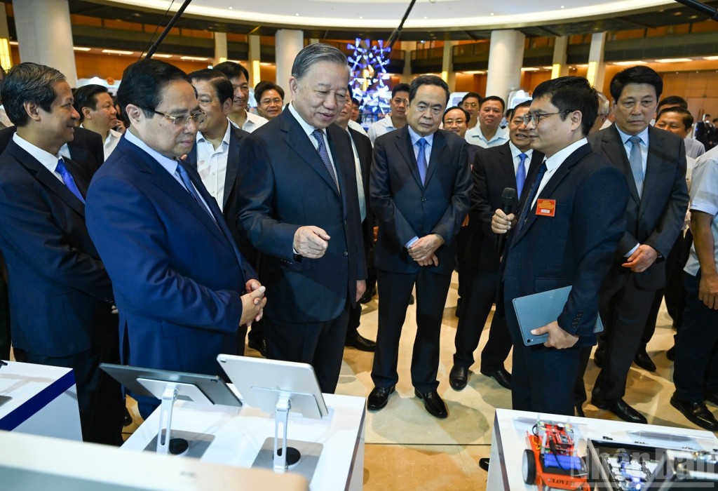 Tổng Bí thư Tô Lâm cùng các đồng chí lãnh đạo Đảng, Nhà nước và đại biểu tham quan gian trưng bày về thành tựu trong lĩnh vực giáo dục.