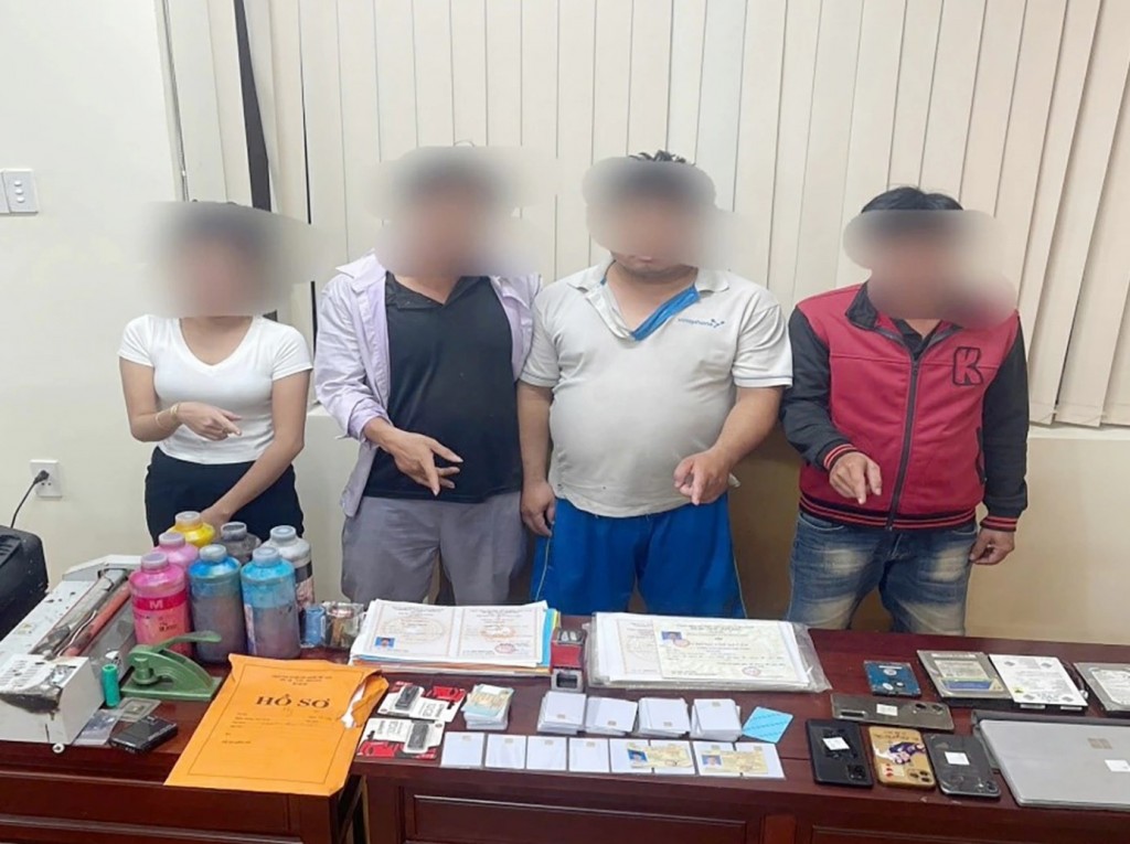 Nhóm đối tượng liên quan bị bắt cùng số tang vật liên quan. Ảnh: Công an tỉnh