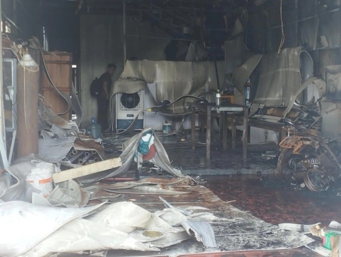 Bên trong nhà xưởng bị cháy Bên trong nhà xưởng bị cháy