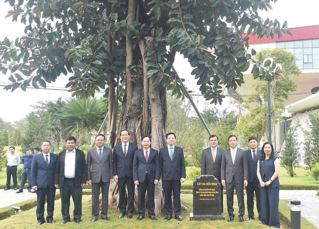 Phó Thủ tướng Mai Văn Chính cùng đoàn công tác tham quan Cây đa Hữu Nghị tại Cửa khẩu quốc tế Hữu Nghị (Lạng Sơn) - Ảnh: VGP/Giang Thanh