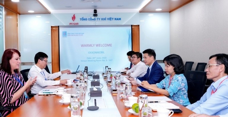Tổng Giám đốc PV GAS thảo luận với đoàn công tác của ExxonMobil về cơ hội hợp tác kinh doanh LNG quốc tế Tổng Giám đốc PV GAS thảo luận với đoàn công tác của ExxonMobil về cơ hội hợp tác kinh doanh LNG quốc tế
