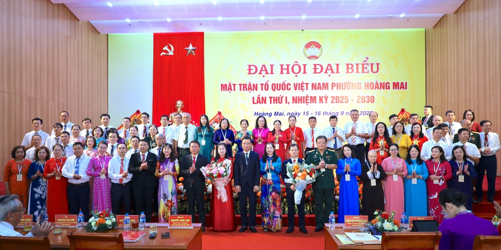 Đại biểu tặng hoa chúc mừng 69 Uỷ viên UB MTTQ Việt Nam phường Hoàng Mai khoá I Đại biểu tặng hoa chúc mừng 69 Uỷ viên UB MTTQ Việt Nam phường Hoàng Mai khoá I