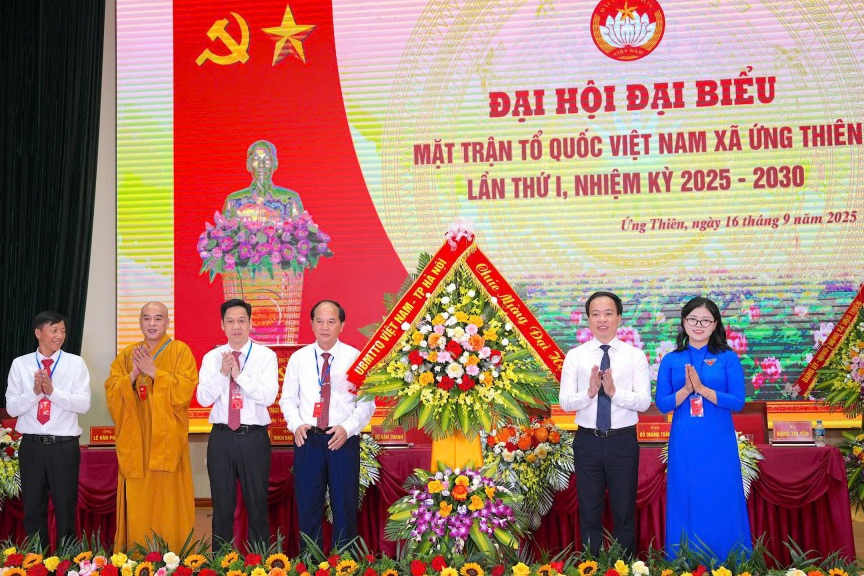 Đại diện Ủy ban Mặt trận Tổ quốc Việt Nam thành phố Hà Nội tặng hoa chúc mừng Đại hội 