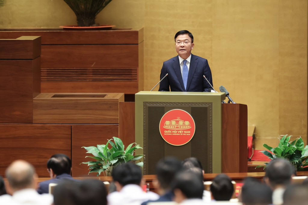 Kết thúc phần trình bày, Phó Thủ tướng Lê Thành Long bày tỏ: Chính phủ mong muốn và đề nghị các cấp, các ngành, các địa phương, Mặt trận Tổ quốc Việt Nam và toàn thể nhân dân, cộng đồng doanh nghiệp cùng đoàn kết, chung tay, tổ chức triển khai, thực hiện hiệu quả Nghị quyết số 72-NQ/TW của Bộ Chính trị về một số giải pháp đột phá, tăng cường bảo vệ, chăm sóc và nâng cao sức khỏe nhân dân, cùng các chủ trương, đường lối, chính sách, pháp luật của Đảng, Nhà nước về y tế, vì một nước Việt Nam khỏe hơn, vững bước tiến lên trong kỷ nguyên phát triển mới của dân tộc.