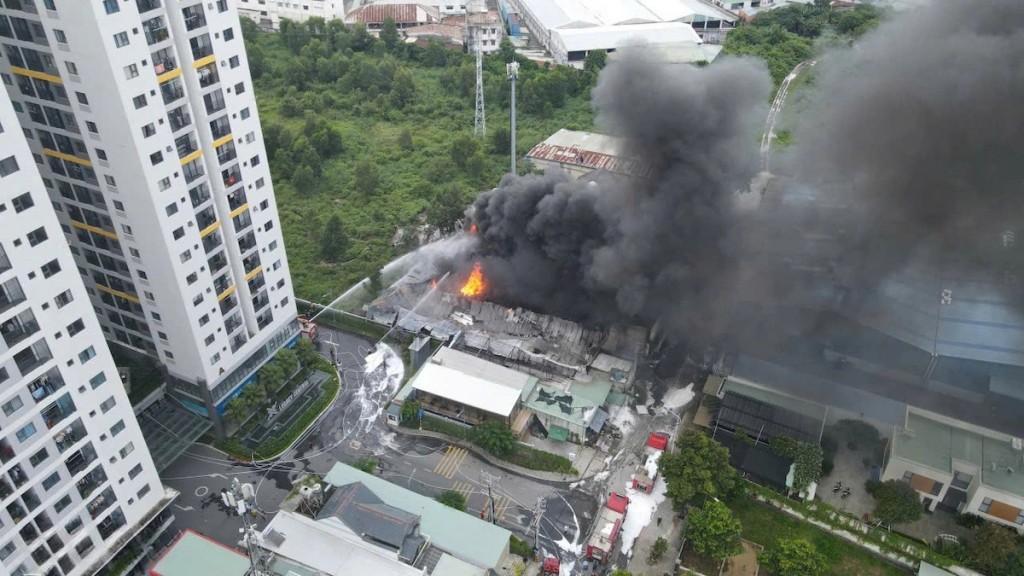 Công an TP Hồ Chí Minh kịp thời khống chế đám cháy gần chung cư Công an TP Hồ Chí Minh kịp thời khống chế đám cháy gần chung cư