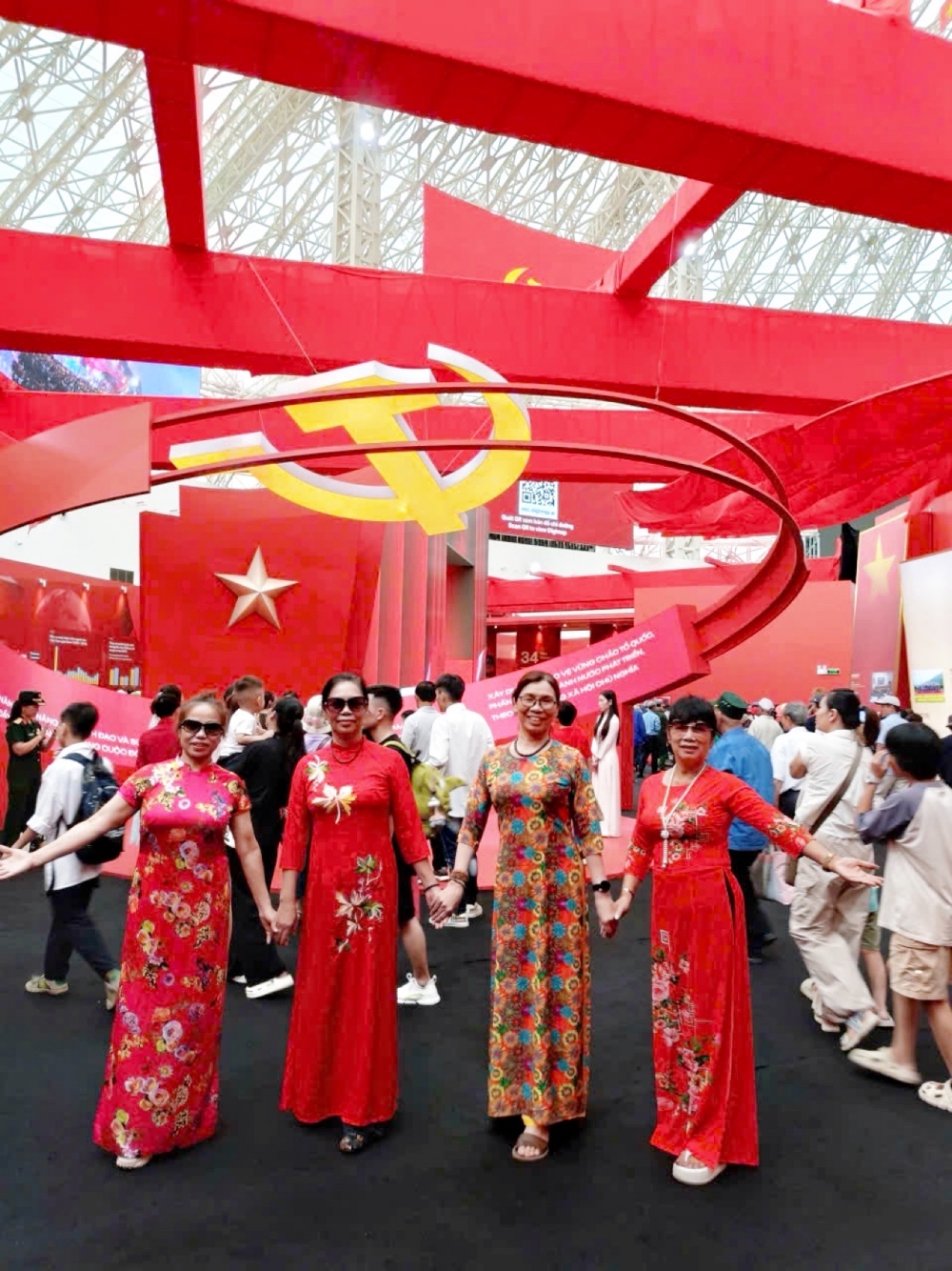 Du khách lan toả tình yêu đất nước qua Triển lãm Du khách lan toả tình yêu đất nước qua Triển lãm