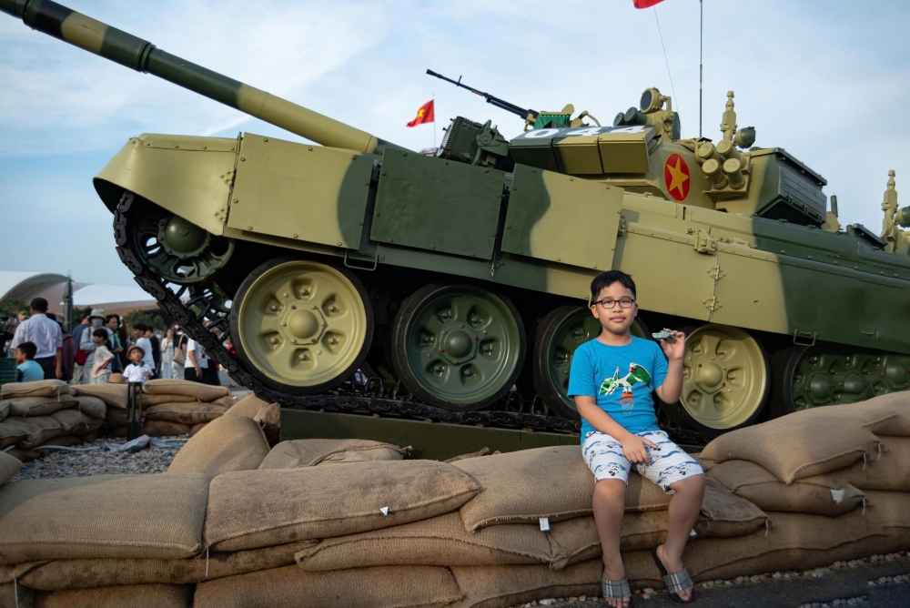 Các bạn nhỏ hào hứng khi được nhìn thấy chiếc xe tăng Sức bật cho công nghiệp văn hoá Hà Nội từ “làn sóng” chưa từng có