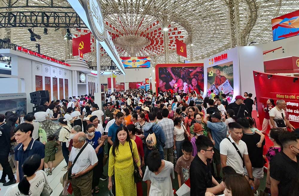 Rất đông du khách đến tham quan Triển lãm Rất đông du khách đến tham quan Triển lãm