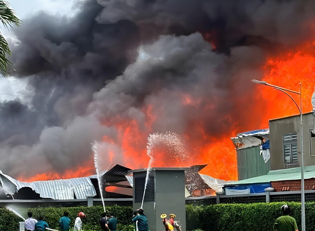 Công an TP Hồ Chí Minh kịp thời khống chế đám cháy gần chung cư Công an TP Hồ Chí Minh kịp thời khống chế đám cháy gần chung cư
