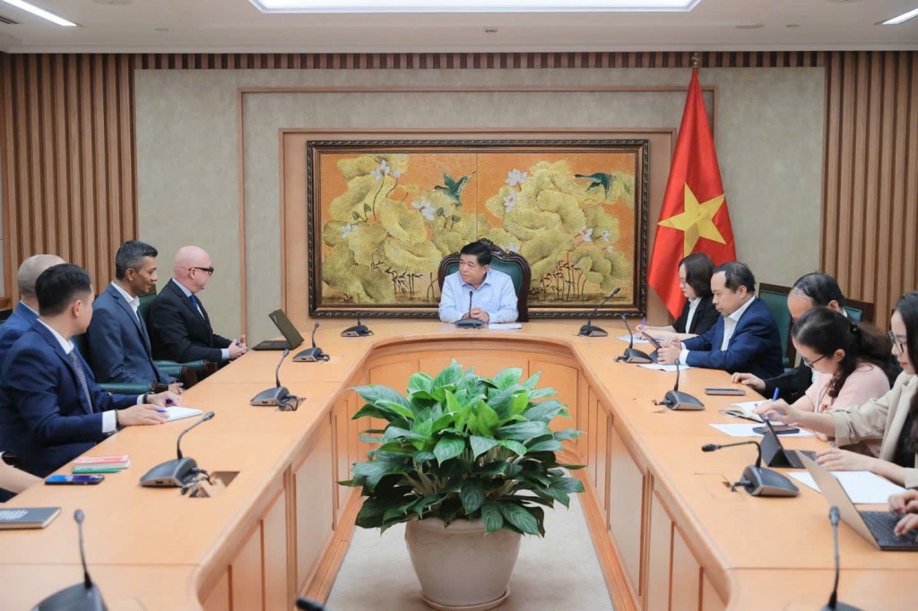 Lãnh đạo Trung tâm Thương mại thế giới Dubai (DWTC) trình bày với Phó Thủ tướng Nguyễn Chí Dũng về mong muốn và kế hoạch tổ chức triển lãm GITEX Global - triển lãm công nghệ thường niên lớn nhất khu vực vùng Vịnh và nằm trong nhóm hàng đầu thế giới, tại Việt Nam vào năm 2026 - Ảnh: VGP/Thu Sa Lãnh đạo Trung tâm Thương mại thế giới Dubai (DWTC) trình bày với Phó Thủ tướng Nguyễn Chí Dũng về mong muốn và kế hoạch tổ chức triển lãm GITEX Global - triển lãm công nghệ thường niên lớn nhất khu vực vùng Vịnh và nằm trong nhóm hàng đầu thế giới, tại Việt Nam vào năm 2026 - Ảnh: VGP/Thu Sa