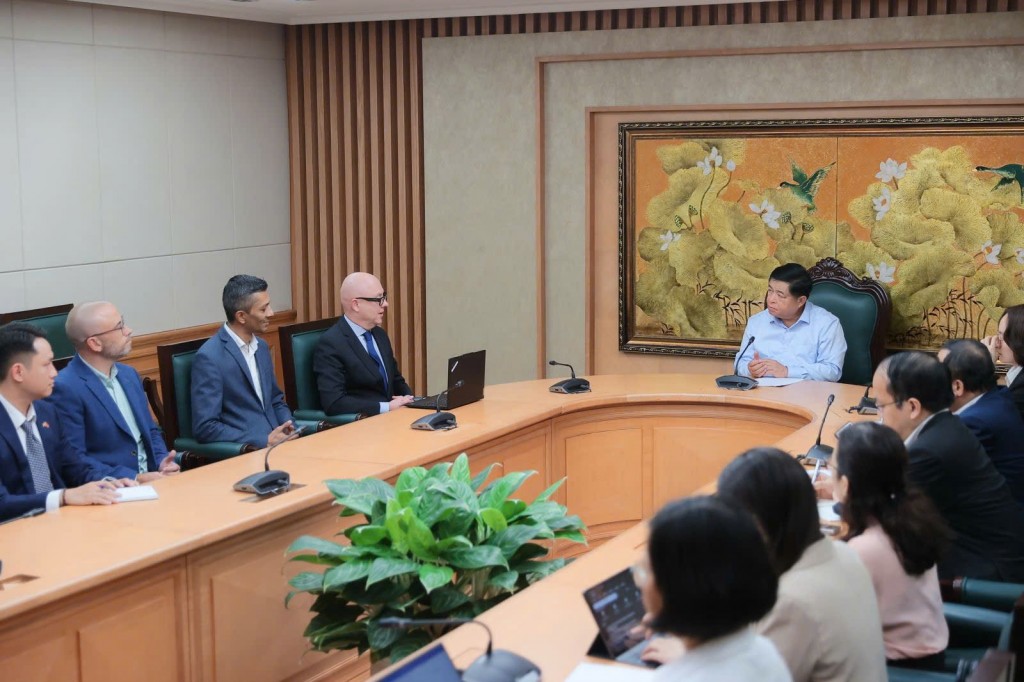 Phó Thủ tướng đề nghị hai bên tiếp tục phối hợp chặt chẽ và thường xuyên để triển khai chi tiết kế hoạch tổ chức Triển lãm GITEX Việt Nam 2026; duy trì trao đổi, kịp thời tháo gỡ những vấn đề phát sinh, qua đó bảo đảm tiến độ và chất lượng công tác chuẩn bị cho sự kiện - Ảnh: VGP/Thu Sa Phó Thủ tướng đề nghị hai bên tiếp tục phối hợp chặt chẽ và thường xuyên để triển khai chi tiết kế hoạch tổ chức Triển lãm GITEX Việt Nam 2026; duy trì trao đổi, kịp thời tháo gỡ những vấn đề phát sinh, qua đó bảo đảm tiến độ và chất lượng công tác chuẩn bị cho sự kiện - Ảnh: VGP/Thu Sa