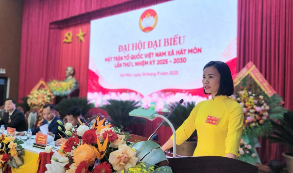 Chủ tịch MTTQ Việt Nam xã Hát Môn Bùi Thị Kim Dung trình bày báo cáo tại Đại hội