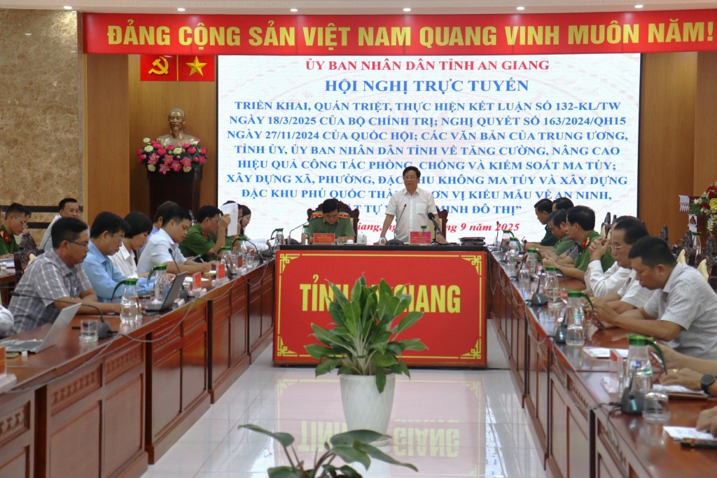 Ủy viên dự khuyết Ban Chấp hành Trung ương Đảng, Phó Bí thư Tỉnh ủy, Chủ tịch UBND tỉnh Hồ Văn Mừng phát biểu chỉ đạo tại hội nghị Ủy viên dự khuyết Ban Chấp hành Trung ương Đảng, Phó Bí thư Tỉnh ủy, Chủ tịch UBND tỉnh Hồ Văn Mừng phát biểu chỉ đạo tại hội nghị