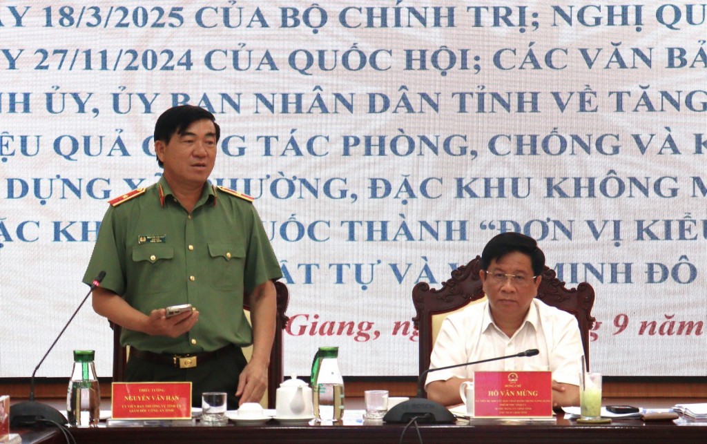 Thiếu tướng Nguyễn Văn Hận – Ủy viên Ban Thường vụ Tỉnh ủy, Giám đốc Công an tỉnh phát biểu tại hội nghị Thiếu tướng Nguyễn Văn Hận – Ủy viên Ban Thường vụ Tỉnh ủy, Giám đốc Công an tỉnh phát biểu tại hội nghị