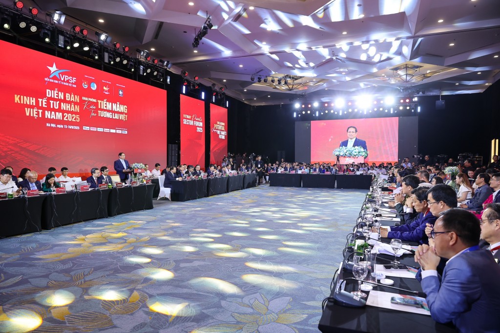 Thủ tướng kỳ vọng cộng đồng doanh nghiệp tiếp tục phát huy tinh thần tự chủ, tự lực, tự cường, góp phần xây dựng nền kinh tế độc lập, tự chủ gắn với chủ động, tích cực hội nhập toàn diện, sâu rộng, thực chất, hiệu quả - Ảnh: VGP/Nhật Bắc